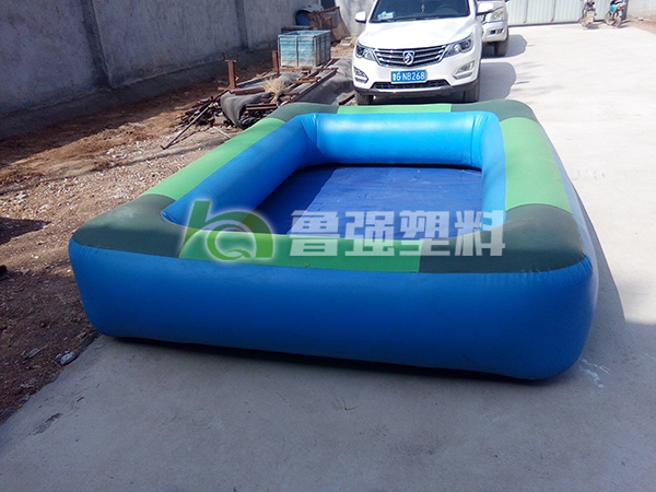 充氣泳池